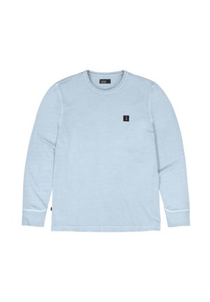 Hellblaues Langarmshirt aus weichem Stoff. Mit rundem Ausschnitt und einem kleinen schwarzen Logo-Patch auf der Brust. Einfaches Design.