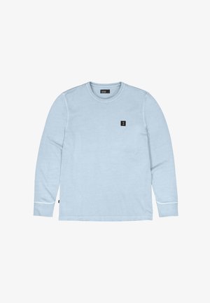 Hellblaues Langarmshirt aus weichem Stoff. Mit rundem Ausschnitt und einem kleinen schwarzen Logo-Patch auf der Brust. Einfaches Design.