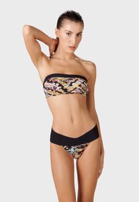 Bikini-set med en strapless topp med ett flerfärgat abstrakt mönster och svarta band; matchande botten med svart midja och färgglada accenter.