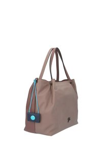 Borsa tote in pelle marrone con una texture liscia, doppi manici e un'etichetta accentata blu attaccata al lato. Presenta un design spazioso.