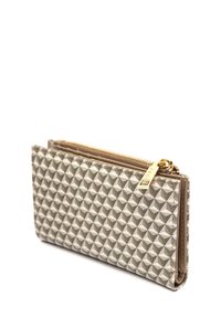 Béžová peněženka s geometrickým vzorem a texturovaným povrchem, doplněná zlatým zipem a kováním. Obdélníkový tvar, kompaktní design.