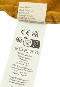 Etichetă din bumbac cu instrucțiuni de îngrijire. Albă, cu text negru. Include simboluri pentru spălare, uscare și reciclare, cu certificare pentru bumbac organic.