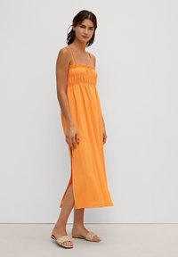 comma MIT RÜSCHENDETAIL - Sukienka letnia