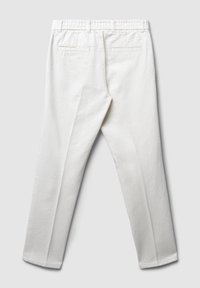 Weiße Baumwollhose mit geradem Bein, ausgestattet mit zwei Gesäßtaschen und einer strukturierten Oberfläche. Elastischer Bund für zusätzlichen Komfort.