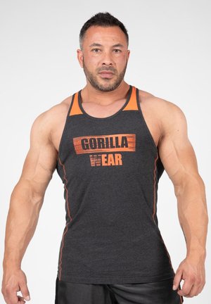 Grijze tanktop met oranje accenten en 'GORILLA WEAR' prominent gedrukt. Heeft een slimfit ontwerp en een gladde textuur.
