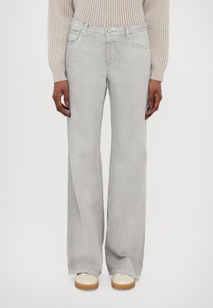 Jeans évasés gris clair en tissu denim avec poches avant, passants de ceinture et fermeture à bouton. Texture lisse avec une coupe décontractée.