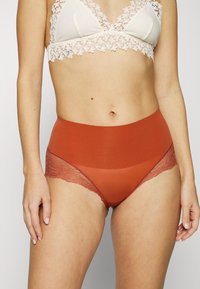 Spanx SPANXSUPERSMOOTH™ UNDIE-TECTABLE® LACE HI-HIPSTER - Calças - bronzer
