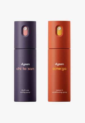 Due flaconi spray cilindrici: a sinistra in viola scuro opaco etichettato "chi to san" e a destra in arancione opaco etichettato "o mega", ciascuno con colori diversi dell'ugello.