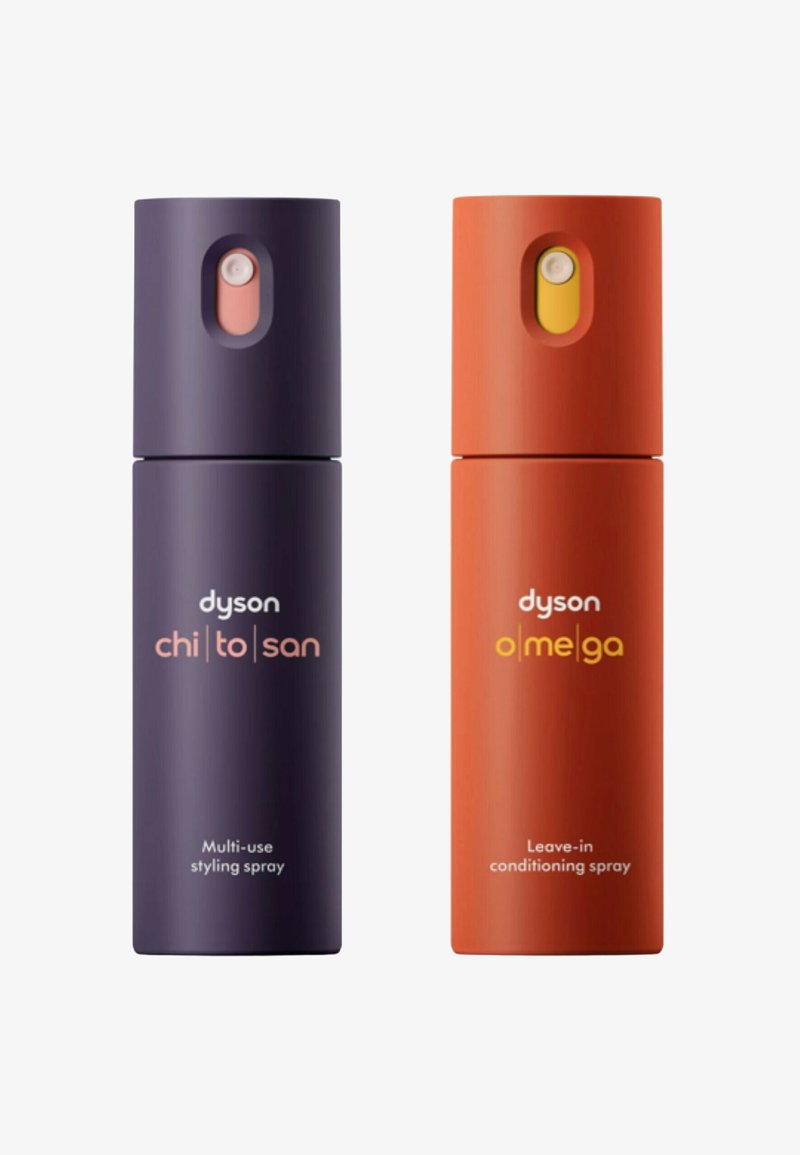 Zwei zylindrische Sprühflaschen: links in mattem Dunkellila mit der Aufschrift „chi to san“ und rechts in mattem Orange mit der Aufschrift „o mega“, jeweils mit unterschiedlichen Düsenfarben.