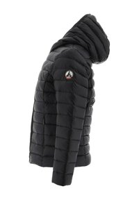 Giacca a vento nera con cappuccio, design trapuntato, silhouette aderente e patch con logo sulla manica sinistra. Materiale morbido e lucido.