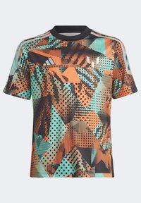 Koszulka sportowa z krótkim rękawem w wielokolorowy geometryczny wzór, zawierająca odcienie pomarańczowego, turkusowego i czarnego. Wykonana z lekkiego materiału z okrągłym dekoltem.