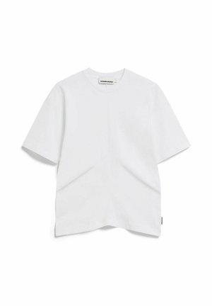 Schlichtes weißes T-Shirt mit kurzen Ärmeln und Rundhalsausschnitt, mit einem kleinen Markenlabel im Kragen und einem winzigen Seitenschild am unteren Saum.