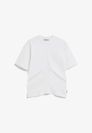 Schlichtes weißes T-Shirt mit kurzen Ärmeln und Rundhalsausschnitt, mit einem kleinen Markenlabel im Kragen und einem winzigen Seitenschild am unteren Saum.