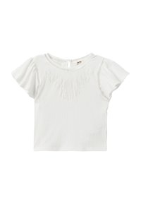 Top blanco de manga corta con tela texturizada, que presenta un escote redondo y mangas ligeramente rizadas. Bordado floral sutil en la parte frontal.