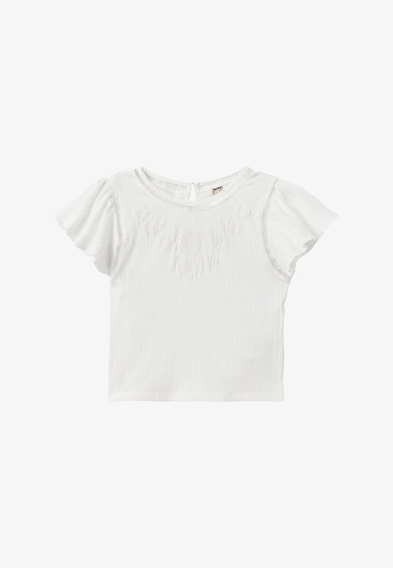 Top blanco de manga corta con tela texturizada, que presenta un escote redondo y mangas ligeramente rizadas. Bordado floral sutil en la parte frontal.