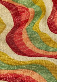 Mehrfarbiger Stoff mit gewellten Streifen in Rot, Grün, Gelb und Gold, mit einer schimmernden Textur und glatter Oberfläche.