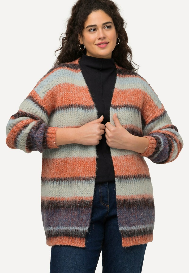Pletený cardigan se širokými pruhy v oranžové, krémové a šedé. Měkká textura, dlouhé rukávy, otevřený přední díl a ribbovaná manžeta a spodní lem.