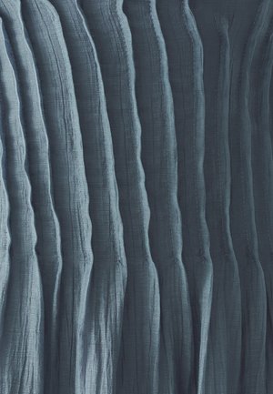 Plava teksturirana tkanina s valovitim vertikalnim linijama i različitim nijansama. Materijal ima nježan sjaj i valovitu površinsku strukturu.