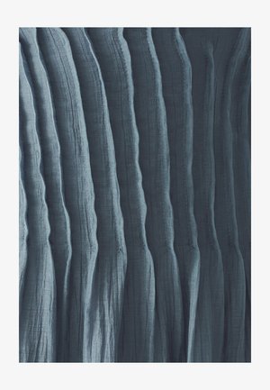 Plava teksturirana tkanina s valovitim vertikalnim linijama i različitim nijansama. Materijal ima nježan sjaj i valovitu površinsku strukturu.