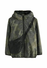 Giacca con cappuccio in camuffamento verde scuro con chiusura a zip, dotata di una tasca a tracolla nera. Materiale liscio con una texture leggera.