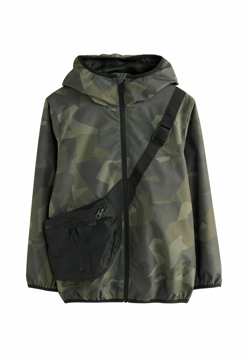 Giacca con cappuccio in camuffamento verde scuro con chiusura a zip, dotata di una tasca a tracolla nera. Materiale liscio con una texture leggera.