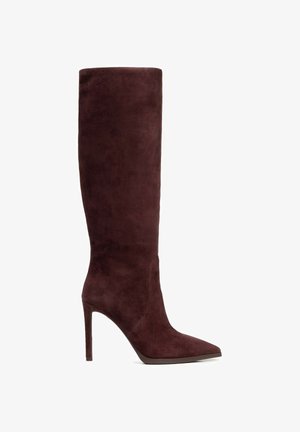 Botte haute jusqu'au genou en suède brun foncé, talon stiletto fin, bout pointu.