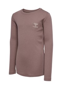 Długi rękaw ribbed top w odcieniu mauve z okrągłym dekoltem. Zawiera subtelne logo "hummel" haftowane na piersi. Miękka tekstura materiału.