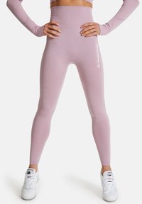 Korkeavyötäröiset legginsit pehmeästä vaaleanpunaisesta kankaasta, jossa on sileä pinta. Sivussa on valkoinen "SQUATPROOF" logo ja muotoiltu, joustava design.