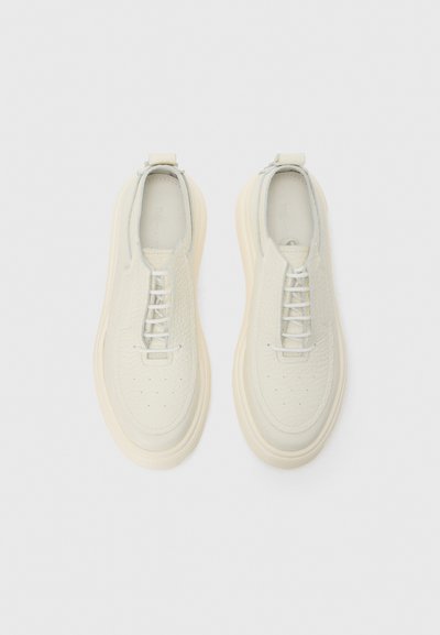 Hvide lædersneakers med en tekstureret overdel, afrundet tå og en tyk cremefarvet sål. Har ensfarvede snørebånd og minimale syninger.