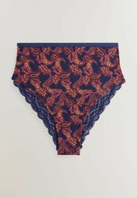 Tamsiai mėlynos raštuotos aukšto juosmens kelnaitės su paisley dizainu, turinčiu raudonų, geltonų ir violetinių akcentų. Nėrinių apdaila palei kojų angas.