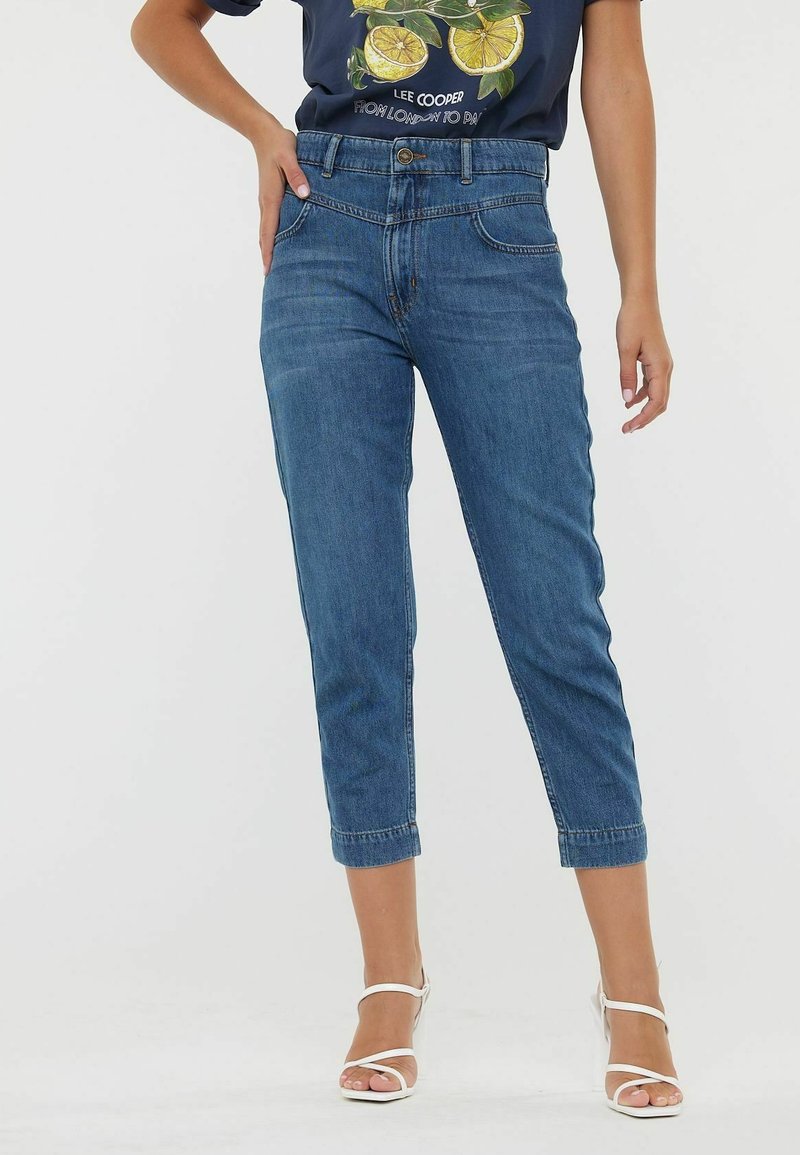 Lichtblauwe, cropped denim jeans met een klassieke pasvorm en subtiele whiskering. Voorzien van riemlussen en vijf zakken.
