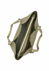 Sac à main en cuir taupe clair avec un extérieur texturé, un haut ouvert, des bretelles doubles, une poche intérieure zippée et une doublure lisse.