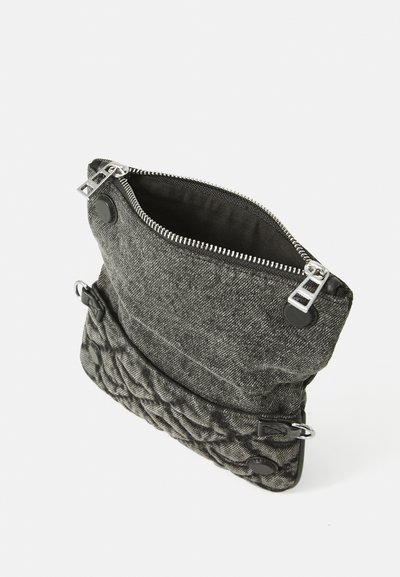 Borsa in tessuto grigio con fondo texture intrecciato, cerniere argentate e bottoni a pressione. Parte superiore aperta che mostra l'interno foderato di nero.