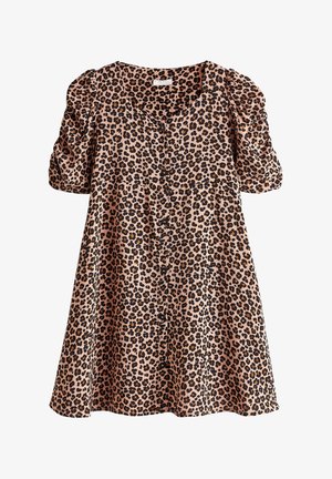 Sukienka w panterkę wykonana z miękkiego różowego materiału, z bufkami na rękawach, zapinana na guziki z przodu, o luźnym, swobodnym kroju.