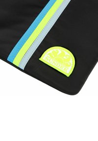 Tessuto nero con strisce blu, grigie e verde Neon. Presenta un logo giallo ricamato a forma di sole, con la dicitura "SUNDEK."