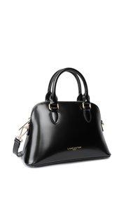 Sac à main en cuir verni noir avec un design structuré, deux poignées, une bandoulière amovible et des accents en métal doré. Présente le logo de la marque.