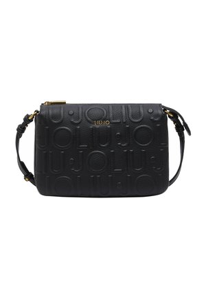Czarna torebka crossbody Liu Jo z wytłoczonym wzorem logo, okuciami w kolorze złotym, regulowanym paskiem i zamkiem błyskawicznym, wyeksponowana na białym tle.