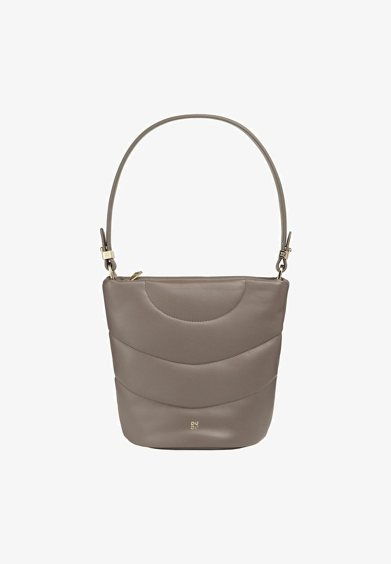 Borsa a secchiello grigia in pelle con design curvo, texture liscia, dettagli in metallo dorato e tracolla regolabile.