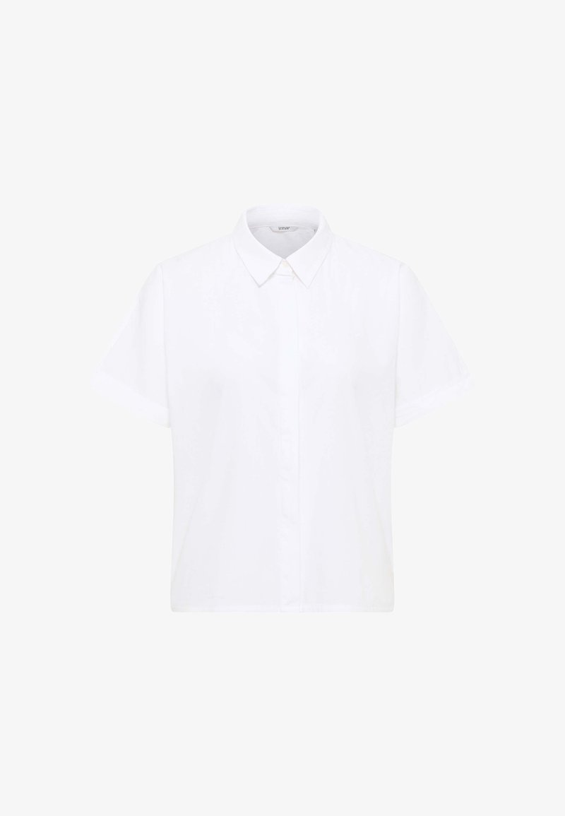 Balta trumpomis rankovėmis mygtukinė marškiniai su apykakle, tvarkingomis linijomis ir lygiu medvilnės audiniu; turi tiesų kraštą ir minimalų dekoravimą.