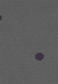 Tessuto a maglia grigio con numerosi piccoli pois viola sparsi sulla superficie, creando un motivo testurizzato.