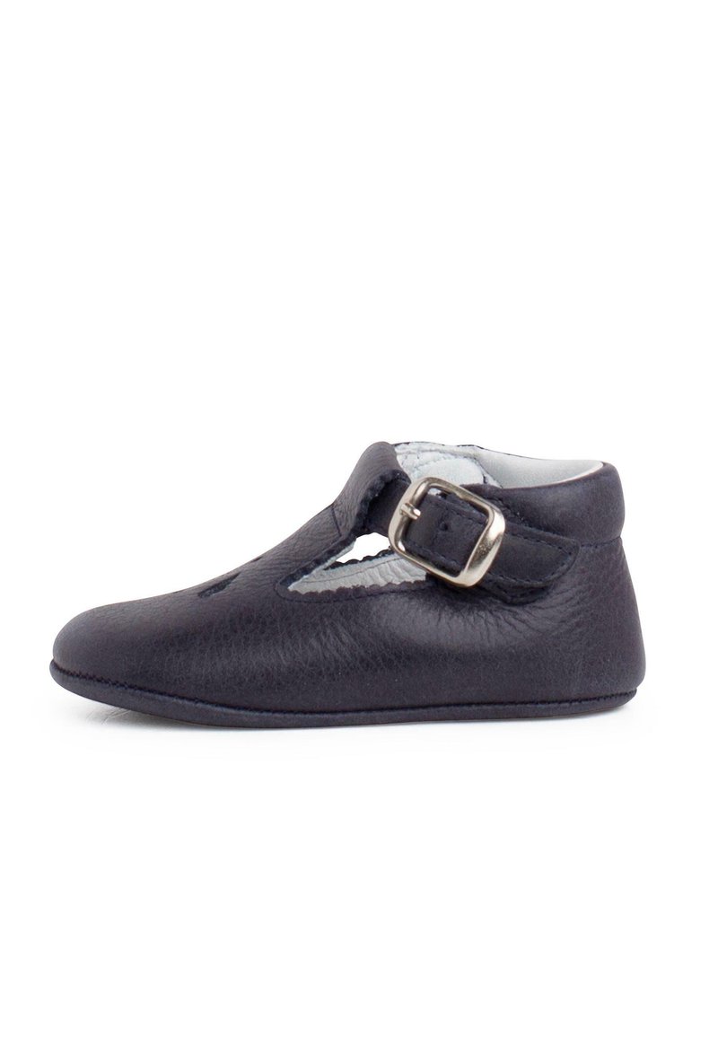 Scarpa in pelle nera per bambini, con punta arrotondata, design a ritaglio, fibbia laterale e suola morbida. La finitura testurizzata aggiunge un dettaglio visivo.