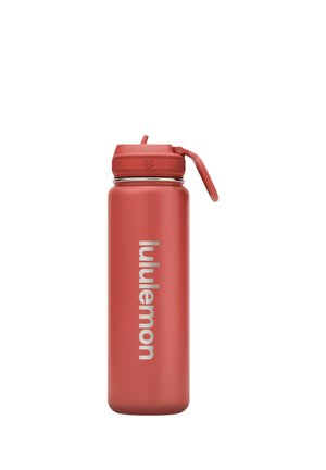 Botella de agua reutilizable roja de Lululemon con tapa abatible y pajita incorporada, de pie sobre un fondo blanco.
