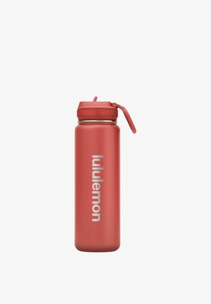 Botella de agua reutilizable roja de Lululemon con tapa abatible y pajita incorporada, de pie sobre un fondo blanco.