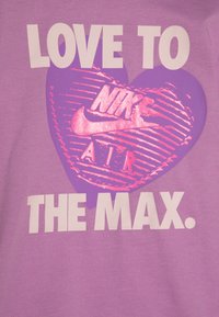 Violet treneris su dideliu rožiniu širdies paveikslu ir Nike logotipu, apačioje baltu šriftu užrašas "MEILĖ MAXIMALIAI". Minkšta medvilnė.