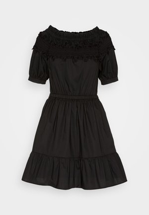 Abito nero off-shoulder con maniche a palloncino corte, caratterizzato da ricami floreali sul collo, elastico in vita e gonna plissettata.