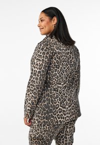 Zizzi MIT TASCHEN - Suvejakk - washed leo