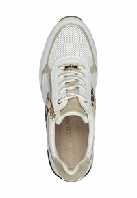 Baskets blanches et dorées en cuir perforé, avec lacets à l'avant, fermeture éclair latérale et accents imprimé léopard sur les côtés. Doublure intérieure douce.