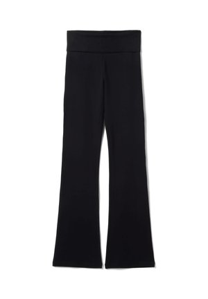 Pantalones de yoga negros de tiro alto con una cintura ancha y piernas acampanadas, extendidos sobre un fondo blanco.