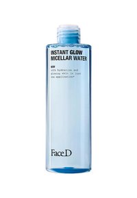 Bottiglia trasparente di acqua micellare blu con tappo a vite. L'etichetta mostra il nome del prodotto e i benefici per l'idratazione in testo nero bold.