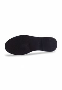 Semelle en caoutchouc noir avec une surface texturée et une section de talon lisse, présentant un bout rond et un design plat pour plus de stabilité.